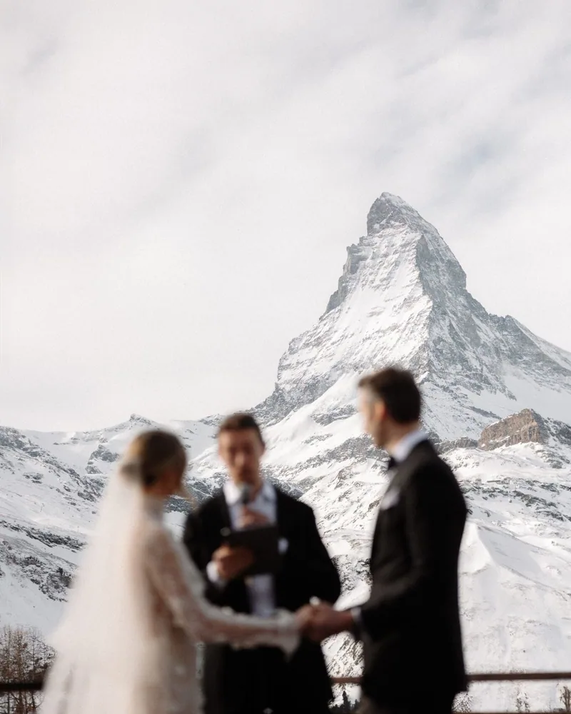 Matterhorn manzarasında düğün töreni