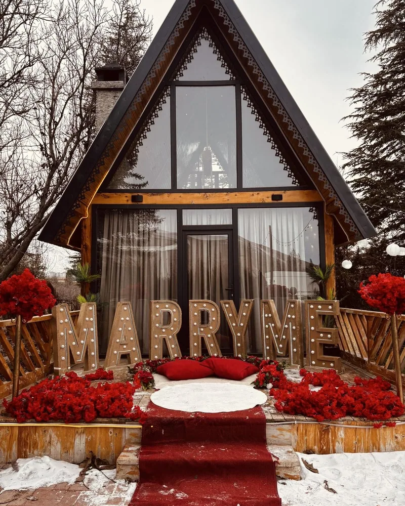 Kar üstüne kurulmuş MARRY ME teklif düzeni