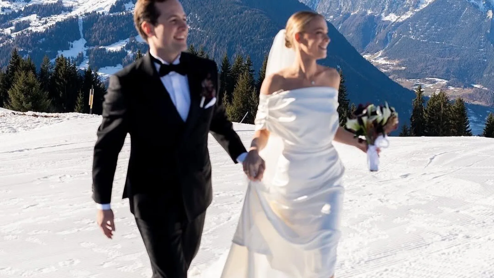 Uludağ'da karda yürüyen gelin ve damat